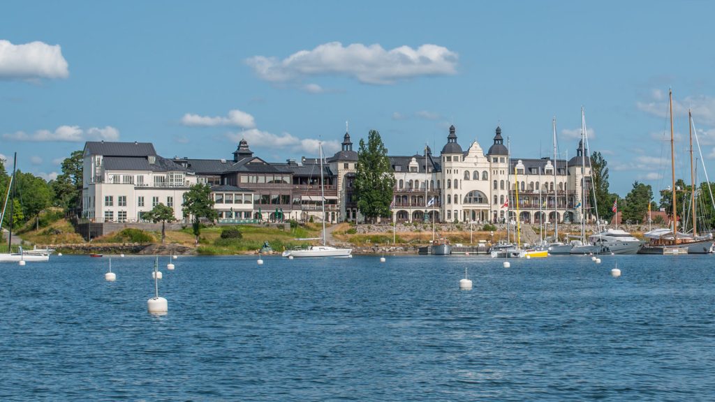 Grand Hotel i Saltsjöbaden sett från vattnet